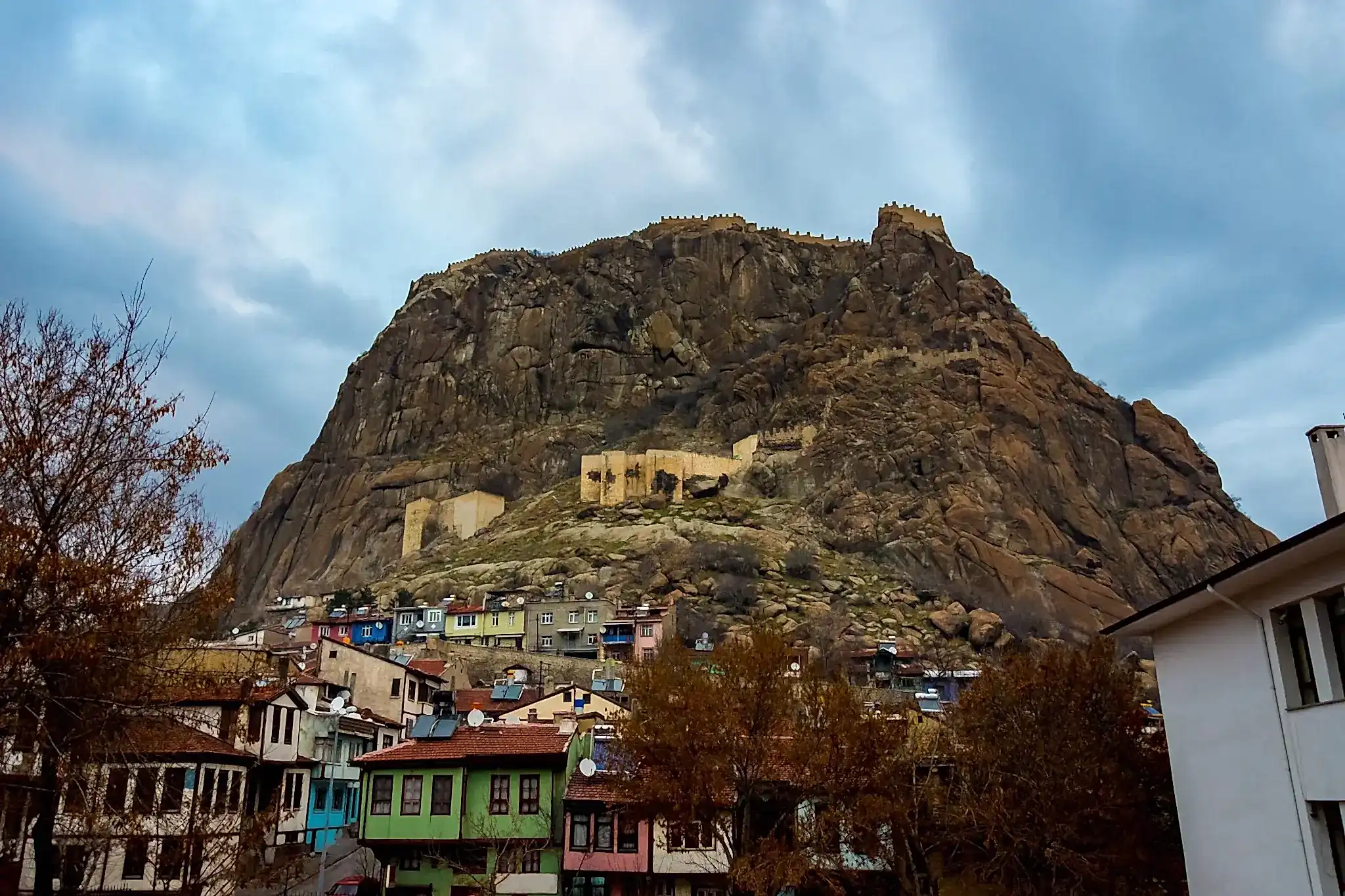 Karahisar Kalesi: Taşların Anlattığı Orta Çağ Hikayesi image