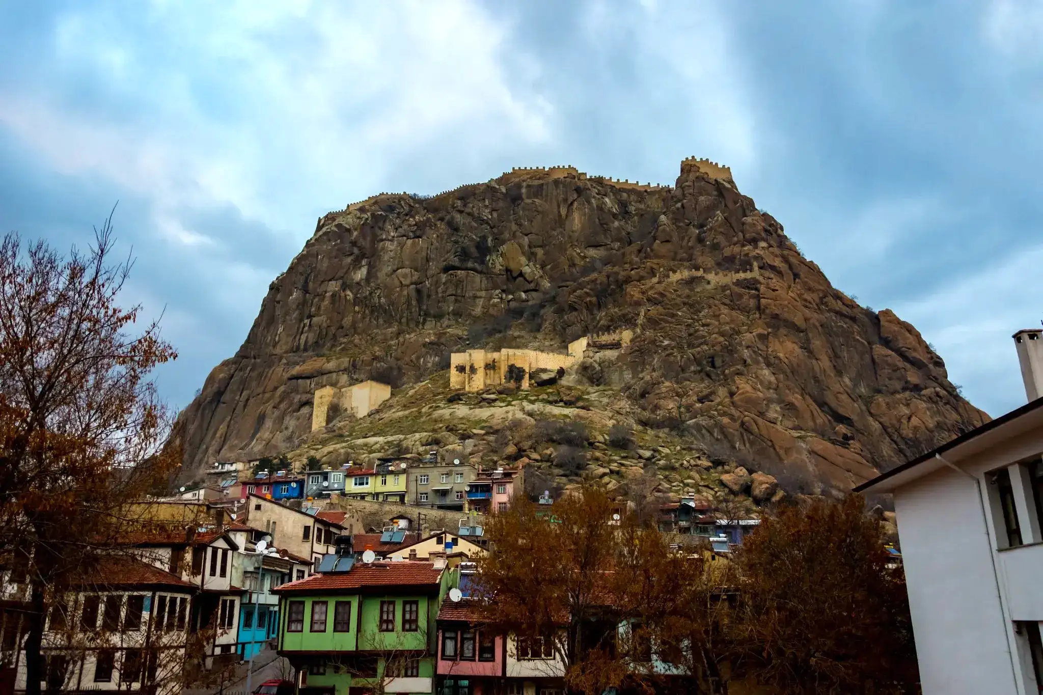 Karahisar Kalesi: Taşların Anlattığı Orta Çağ Hikayesi Image