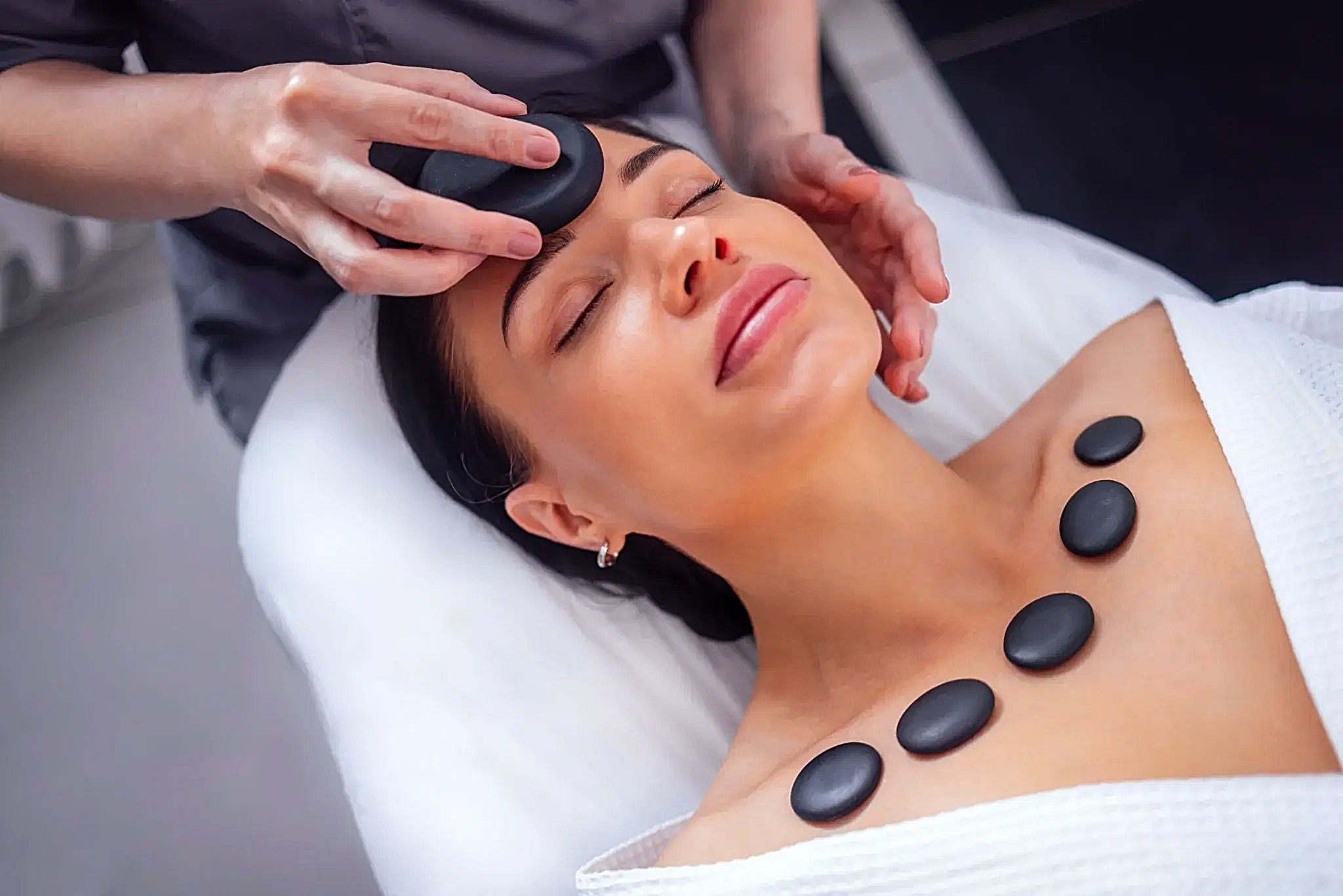 Sıcak Taş Terapisi (Hot Stone Therapy) Nedir? Nasıl Yapılır? image